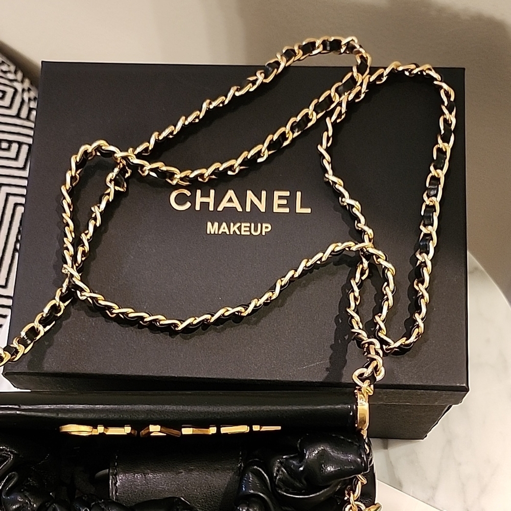 NWOT Chanel Beauty Black Quilted Shoulder Bag with Gold Chain - Picture 2 of 13
